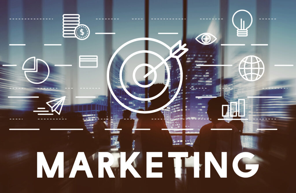 Iværksætter arbejder med digital marketing og SEO på bærbar computer