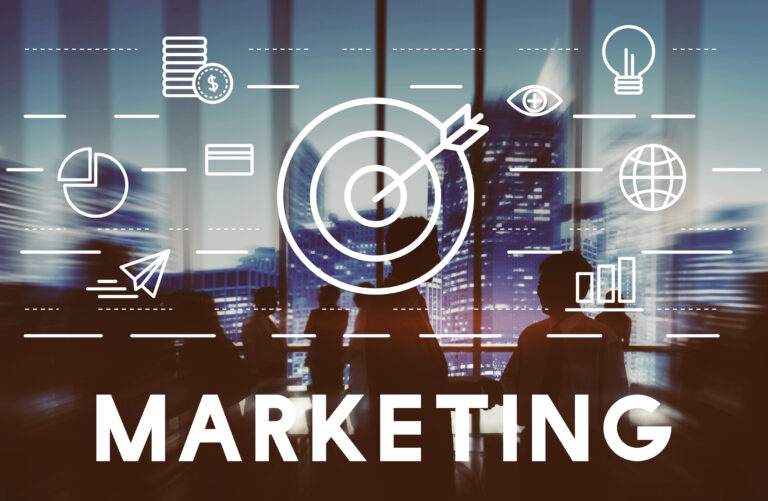 Iværksætter arbejder med digital marketing og SEO på bærbar computer